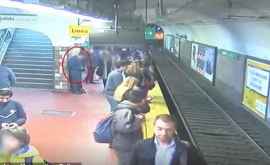 Женщину в Аргентине чудом спасли после падения на рельсы в метро Видео 