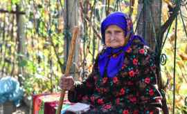 O bătrînică de 100 de ani merge la votare Dar TU