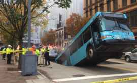 В американском городе автобус провалился во внезапно образовавшуюся воронку