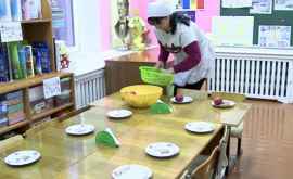 Правительство обещает повысить зарплаты поваров и воспитателей детсадов 