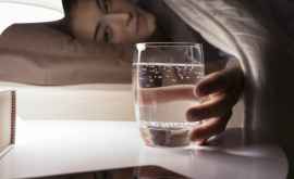 Ce se întîmplă în corpul persoanelor care beau apă noaptea