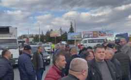 Грузоперевозчики в знак протеста перекрыли трассу КишиневБельцы ВИДЕО