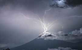 В Гватемале засняли редкую вулканическую молнию ФОТО