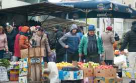 Cumpărătorii din capitală nemulțumiți de prețurile înalte la fruncte și legume