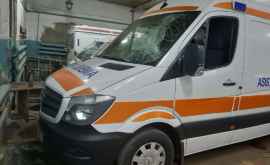 Șofer agresat și ambulanță vandalizată în Chișinău FOTO