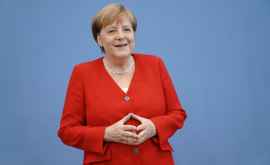 Ангела Меркель едва не упала со сцены