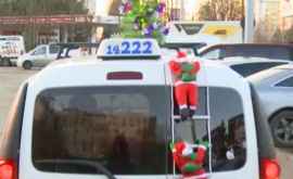 Un taximetrist din Chişinău şia pus un brad pe acoperișul mașinii VIDEO