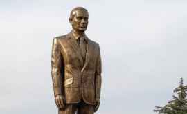 В какой стране установили позолоченную статую Путина