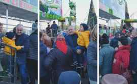 Dodon filmat alături de familia sa în centrul Capitalei VIDEO