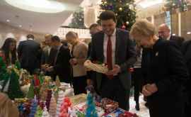В парламенте открылась Рождественская ярмарка с участием детей ФОТО
