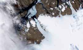 Sub scutul de gheață a Groenlandei ar putea curge Rîul întunecat