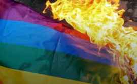 Американца осудили на 15 лет за сжигание флага ЛГБТ