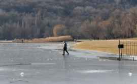 Метеорологи предупреждают Не выходите на лед он слишком тонкий