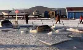 Imagini șocante 30 de automobile sau prăbuşit sub gheaţă în Rusia