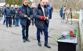 Депутаты ПСРМ возложили цветы к посольству Украины в Кишиневе