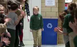 Momentul în care un băiat de 6 ani sa întors la şcoală după ce a învins cancerul VIDEO