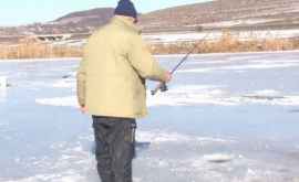Сотрудники ГИЧС спасли рыбака провалившегося под лед