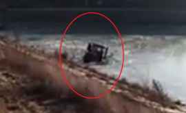 Un tractor în care se afla un bărbat sa scufundat întrun iaz VIDEO