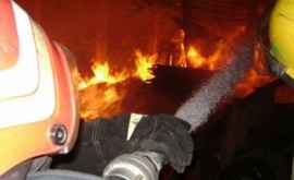 O casă din Chişinău a ars Două persoane la spital FOTO