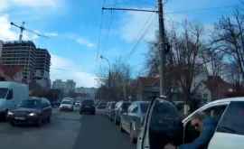 В Кишиневе сняли видео как женщинаводитель осталась без двери машины