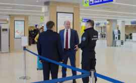 Вирусубийца Министр внутренних дел посетил аэропорт