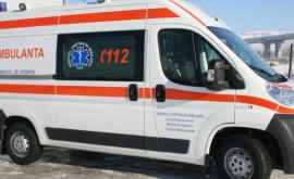 O ambulanță prinsă cu roțile întro groapă din ograda unui bloc VIDEO