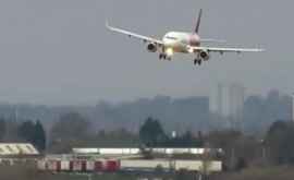 Появилось видео жесткой посадки самолета изза шторма в Великобритании