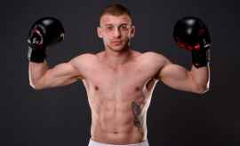Молдавский боксер выиграл бой против ирландца ВИДЕО