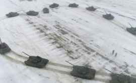 Военнослужащий сделал возлюбленной предложение на фоне 16 танков
