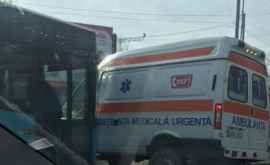 Accident rutier cu implicarea unei ambulanțe și a unui autobuz