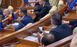 Вышедшие из ДПМ шесть депутатов сняли флаги с розами со столов в парламенте