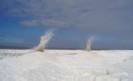 Pe malul Lacului Michigan au apărut vulcani de gheață