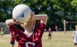 Țările care nu mai dau voie copiilor să lovească mingea cu capul