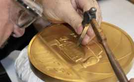 Monedă uriașă de aur dedicată lui James Bond Cîntărește 7 kilograme 