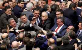 Инцидент в турецком парламенте Депутаты затеяли драку ВИДЕО