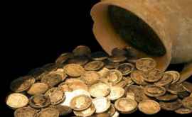 Un vînător de comori a găsit pe o plajă mai multe monede de argint 