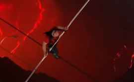Un acrobat a mers pe un cablu deasupra unui vulcan