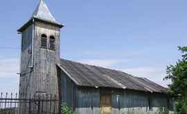 Biserica de lemn Sfînta Treime din comuna Larga ar putea să dispară