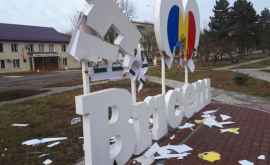 Vandalism în nordul țării Instalația Eu iubesc Briceni distrusă FOTO