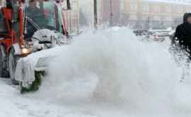 La Moscova ninge ca în plină iarnă VIDEO