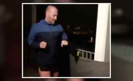 Pe timp de carantină un sportivamator a alergat 422 km pe balconul său