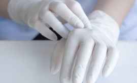 Медсестра продемонстрировала как быстро распространяются микробы даже если носить перчатки