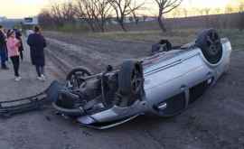 O mașină sa răsturnat pe șoseaua Balcani 