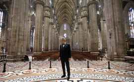 Muzică pentru speranță Andrea Bocelli a cîntat în catedrala pustie din Milano VIDEO