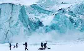На Аляске гигантская льдина откололась от ледника ВИДЕО