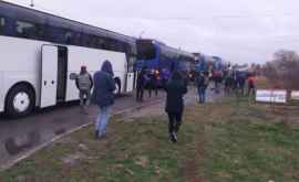 Автобусы с молдаванами стоят на границе в ожидании въезда в страну 