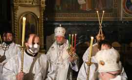 Preoți cu măști în Catedrala pustie Cum a decurs în acest an Slujba Învierii FOTO