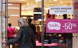 Правительство Франции намерено открыть все магазины страны с 11 мая