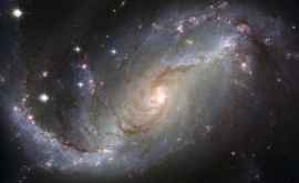 Astronomii au fotografiat pentru prima dată un jet de gaze eliberat de coliziunea a două galaxii