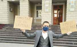 Мужчина оштрафованный на 25 тысяч леев протестовал перед зданием МВД